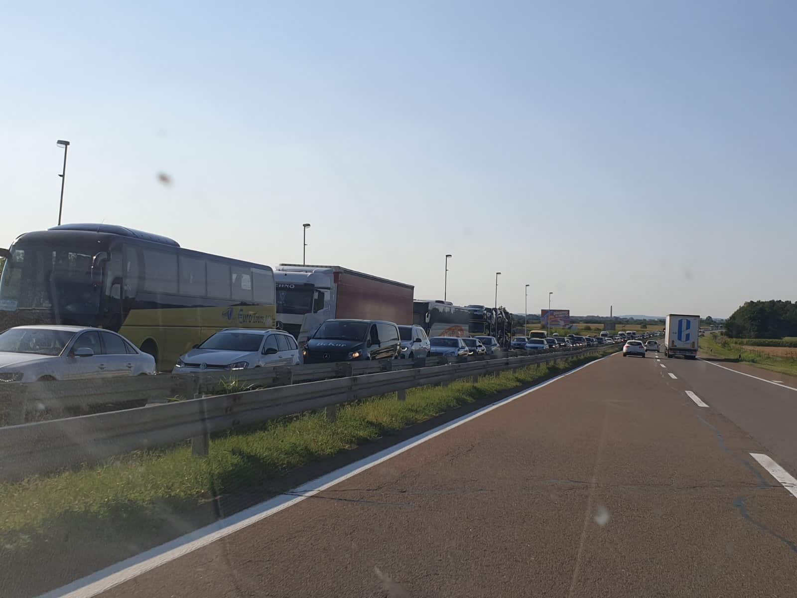 Reporter Danasa na autoputu: Kolona duga više kilometara u smeru ka Makedoniji, najveći zastoj na relaciji Ražanj-Paraćin 3 Reporter Danasa na autoputu: Kolona duga više kilometara u smeru ka Makedoniji, najveći zastoj na relaciji Ražanj-Paraćin 3