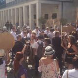 Usvojen plan po kome se gradi i "Novi Sad na vodi", građani i policija se potukli pre zasedanja gradske skupštine - ima i privedenih (VIDEO) 9