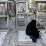 U Teheranu prekrivene slike na grobovima žena bez hidžaba 10