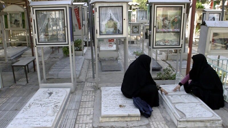 U Teheranu prekrivene slike na grobovima žena bez hidžaba 1