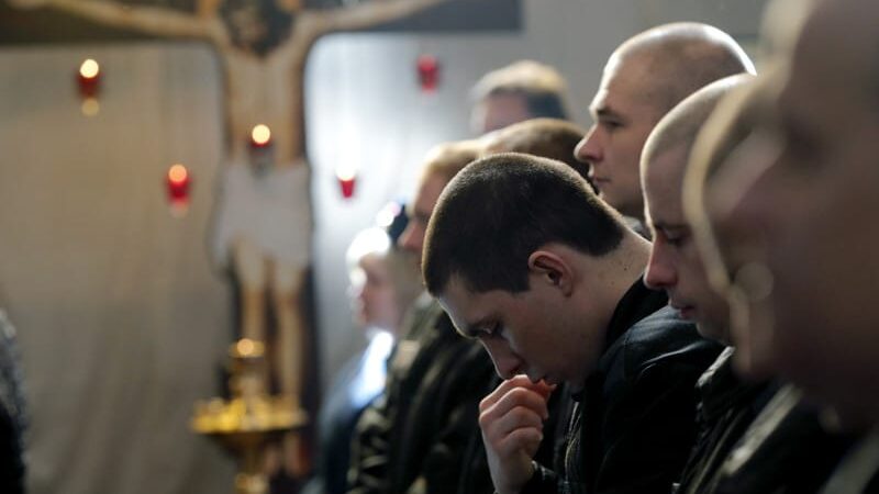 Ruska paravojna grupa Vagner regrutuje zatvorenike kolonija Sankt Peterburga da idu da “traže naciste” u Donbasu 1