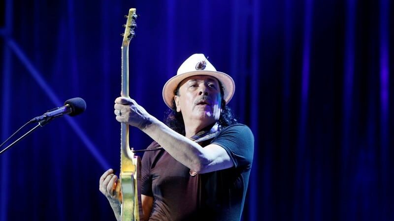 Legendarni američki gitarista Karlos Santana kolabirao na sceni 1