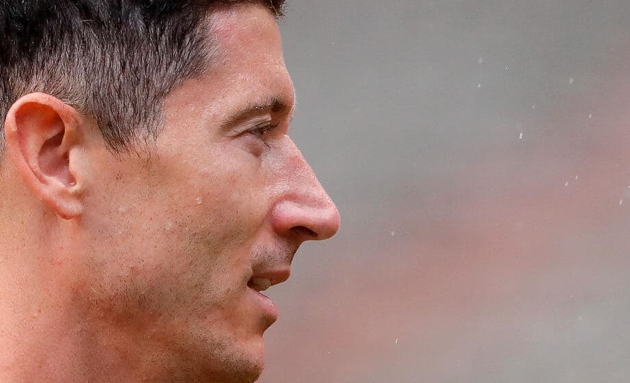 Velika potražnja za dresovima Roberta Levandovskog iznenadila Barselonu 1