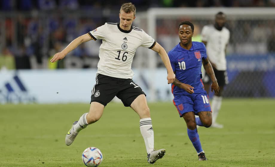 Sterling prešao u Čelsi 1