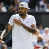Povređeni Kirjos ušao u četvrtfinale Vimbldona, pa tražio vino 14