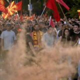 Demonstranti u Skoplju se sukobili sa policijom, razbijeni prozori na Sobranju, četiri policajca povređena   13