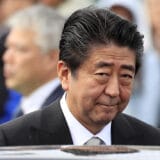 Najmlađi premijer Japana, obeležen skandalima, dobio i orden od Vučića: Ko je bio Šinzo Abe, na koga je pucano dok je držao govor na mitingu 4