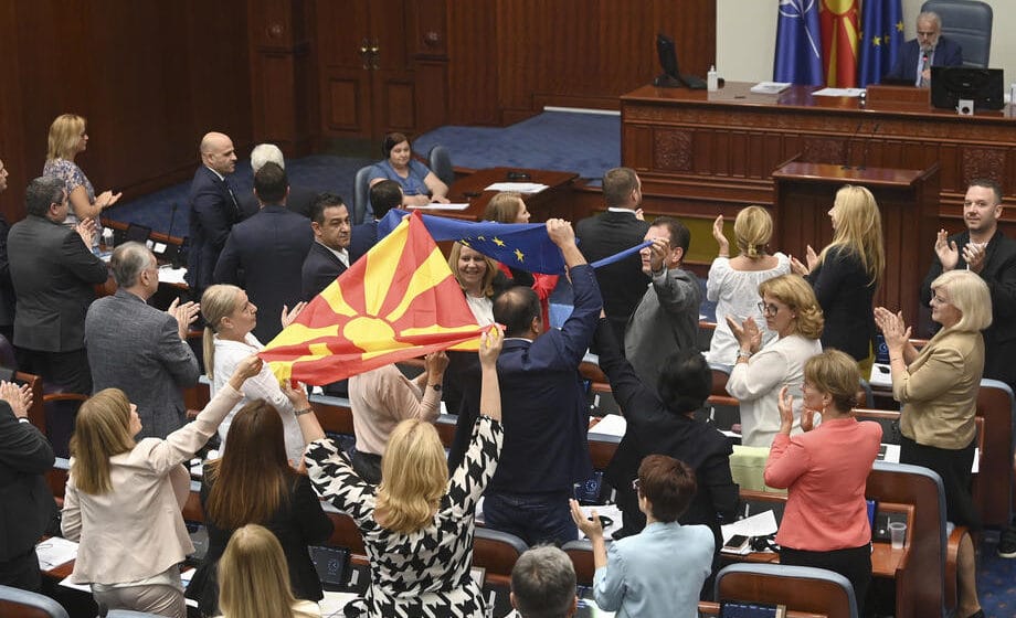 Sobranje Severne Makedonije zadužilo Vladu da prihvati francuski predlog za početak pregovra sa EU 1