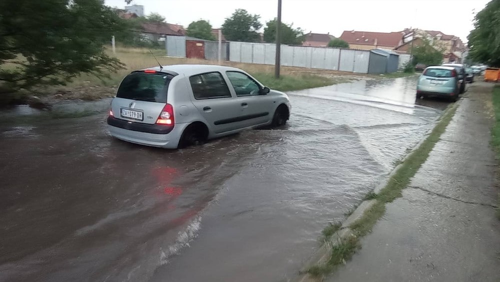 Snažno nevreme pogodilo Zaječar i okolinu: Jak vetar obarao drveće, ulice pod vodom 3