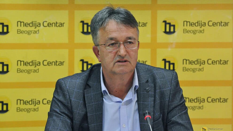 Otadžbina: Pristalice SNS su mirno gledale izdaju Kosova 1