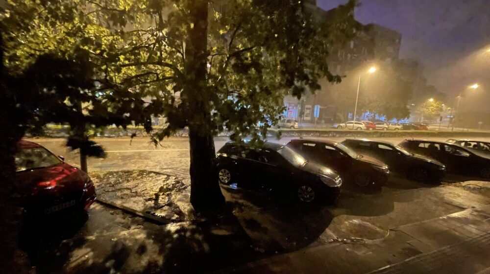 Snažno nevreme potopilo Novi Sad, oštećeni automobili, poplavljeni stanovi (VIDEO) 1
