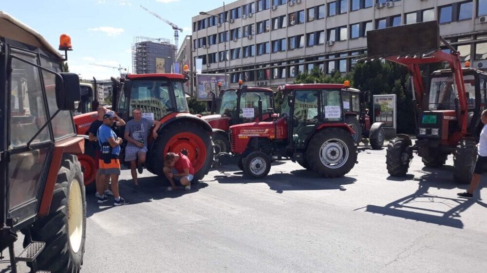 Srbobranski paori povukli se sa blokada jer "ne žele da daju legitimitet Vučiću" 1