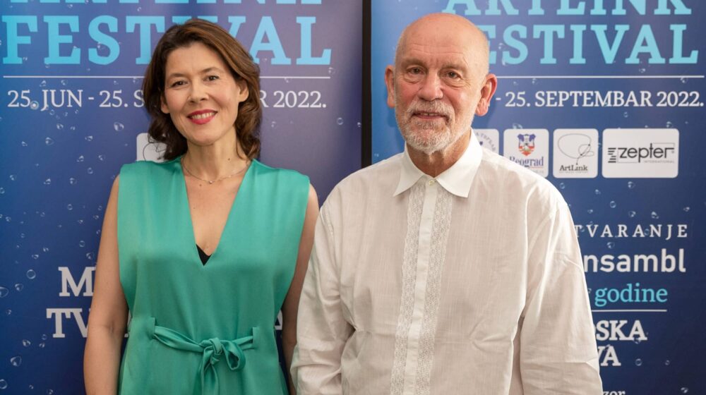 Paklena komedija i Džon Malkovič večeras u Srbiji 1