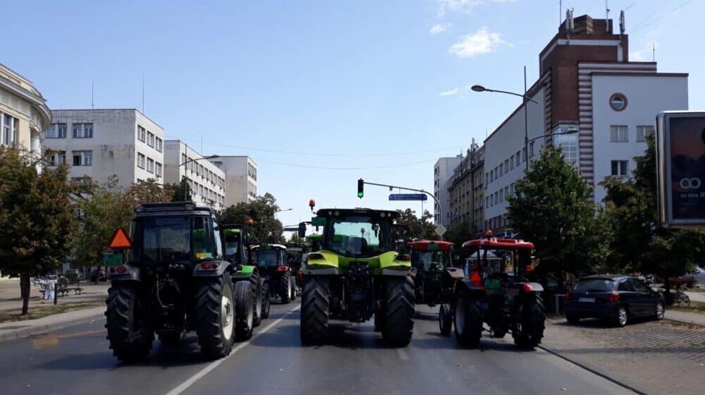 "Suša nas je uništila": Šta kažu poljoprivrednici koji protestuju ispred Banovine 1