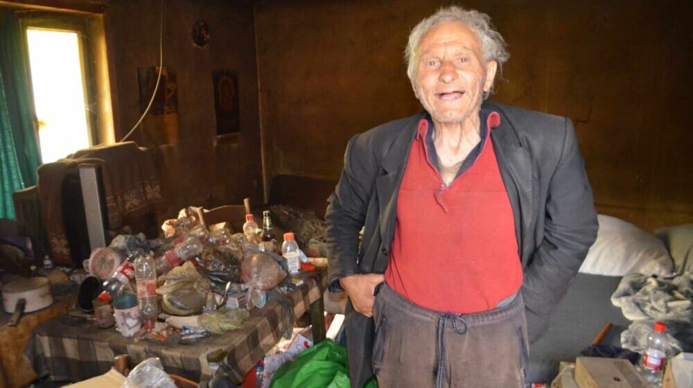 "Lagali su da jedem travu, hrane imam jer sam nešto sačuvao": Težak život Mirka iz sela Brnjare kod Bujanovca 1