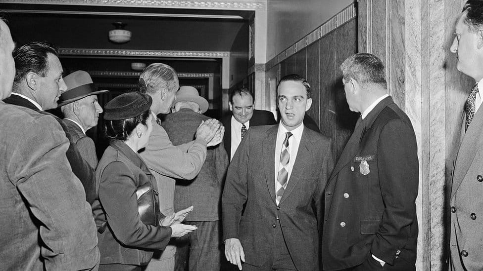 Hladni rat, Holivud i politika: Kako je zabranjena Komunistička partija Sjedinjenih Američkih Država 1 Makarti i njegov advokat Roj Kon dobijaju aplauz po dolasku u zgradu bostonskog suda