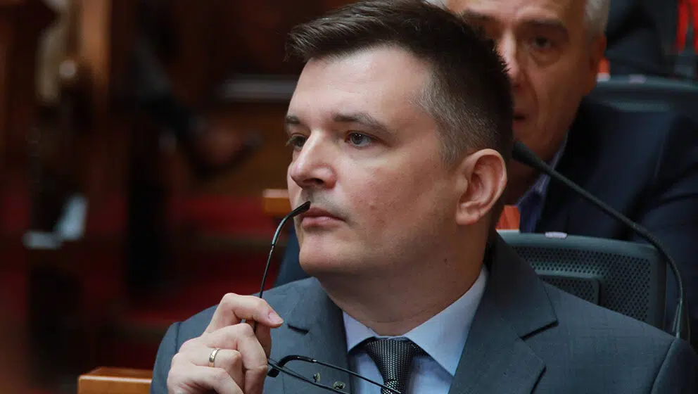 Poslanik SNS Milenko Jovanov o medijskom mraku: "Mrak, mrak, pomračina, Bagremovi ćute..." 16