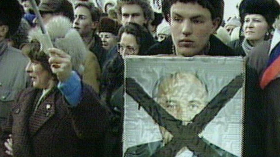 Mihail Gorbačov, SSSR, istorija: Sovjetski vođa koji je pomogao da se okonča Hladni rat 5 Protests in 1991. The coup in that year signalled the end of Gorbachev's time in power