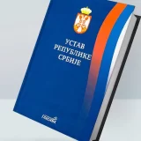 Zašto je Vučić novinarki poklonio Ustav Srbije: Licemeran gest ili pokušaj javnog poniženja? 5