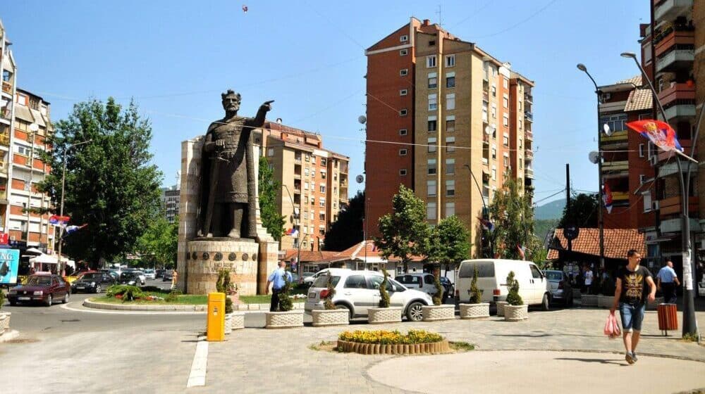 Inspektor koji je navodno pretio Arsenijeviću daje izjavu u policiji, ispred zgrade okupljeni građani 1