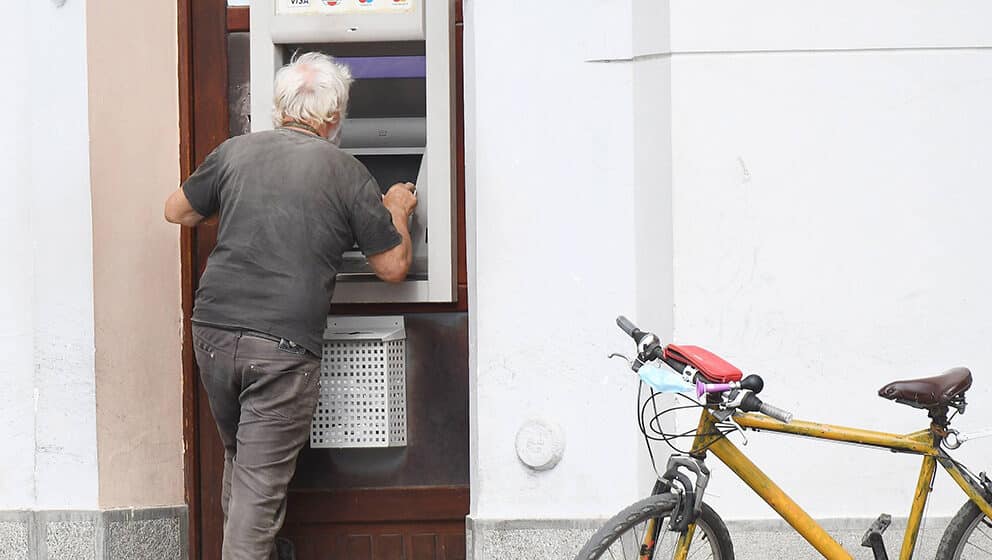 Demostat: Skoro sedam odsto građana nema nikakav kontakt sa bankom 1