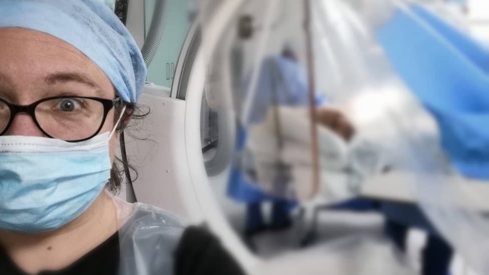 Zdravlje i ljudi sa invaliditetom: „Došli su lekari i morala sam da saopštim ocu da umire“ 3 Francesca Bussey in a hospital theatre