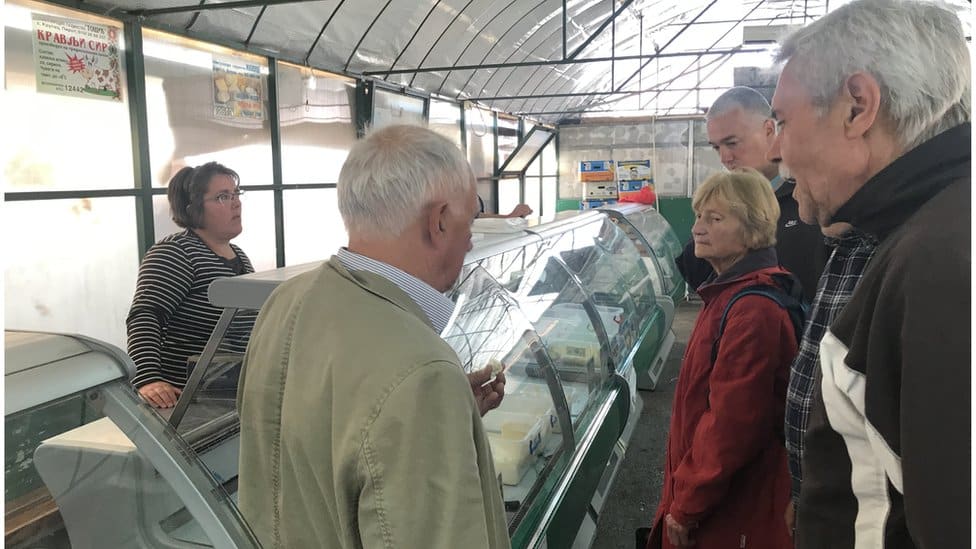 Srbija, selo i ovčarstvo: „Nekada je moglo da se živi od 50 grla, a danas ni od 200" - zašto je pirotska ovca na ivici opstanka 4 Marija Tošić iz sela Krupac na pirotskoj pijaci mlečnih proizvoda