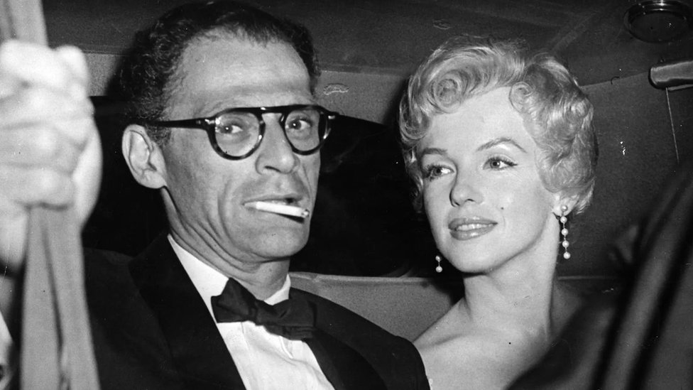 „Klikeraš oženio bombu" glasio je slavni naslov u Varajetiju kad su se dramaturg Artur Miler i Merilin Monro venčali 1956. godine