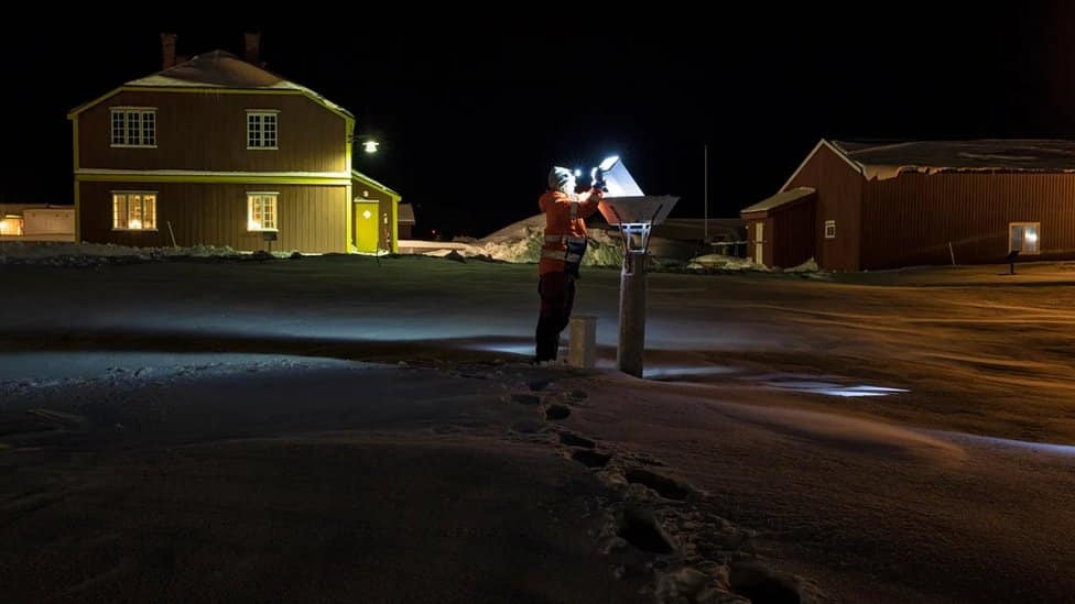 Arktik, zagađenje i životna sredina: U netakntutoj arktičkoj prirodi krije grad sa najčistijim vazduhom na svetu 5 Instrumenti raspoređeni oko istraživačke stanice koriste se za česta merenja i njihove filtere treba menjati