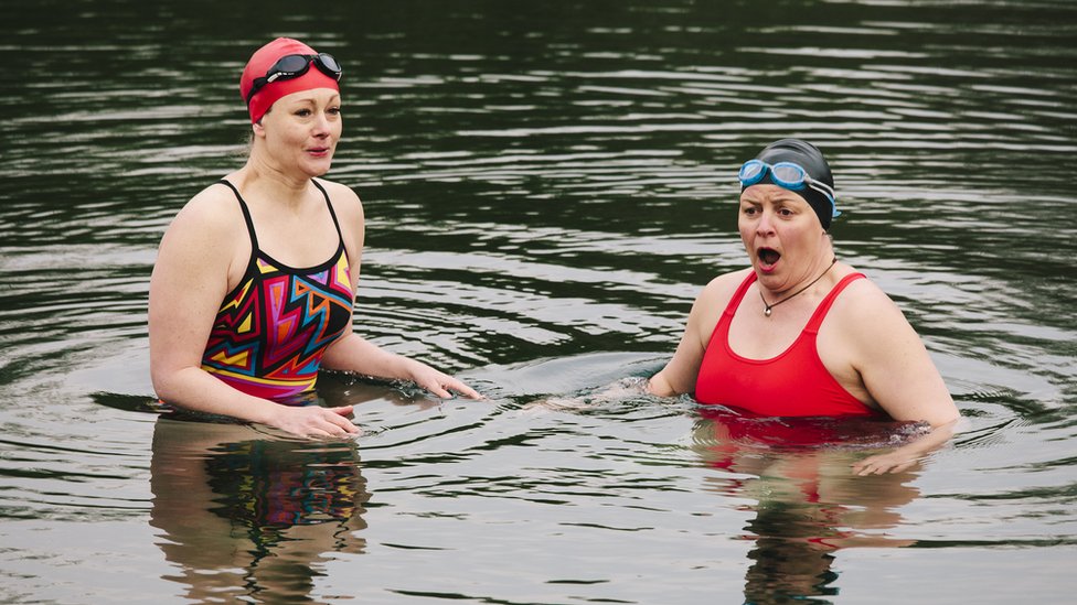 Psihologija: Da li smo svi poverovali u mit o depresiji 4 two women swimming in cold water