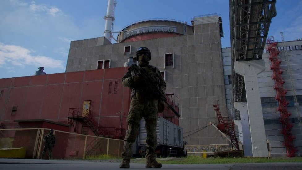 Rusija i Ukrajina: Situacija oko najveće evropske nukklearne elektrane u ukrajinskom Zaporožju je van kontrole, kažu iz UN 1 A Russian serviceman stands guard at Zaporizhzhia Nuclear Power Station in Energodar on May 1, 2022 (picture was taken during a media trip organised by the Russian army)