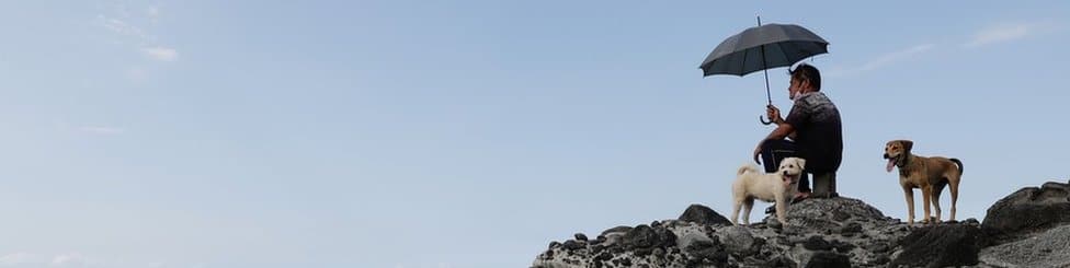 Kina i Tajvan: Peking počeo najveće vojne vežbe, Tajvan kaže da Kinezi „imitiraju Severnu Koreju" 2 A man - not quoted in this story - looks towards Chinese military drills from the Taiwanese coast