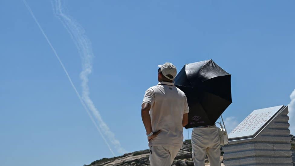 Kina i Tajvan: Peking počeo najveće vojne vežbe, Tajvan kaže da Kinezi „imitiraju Severnu Koreju" 1 People watching missile trails from Taiwan coast