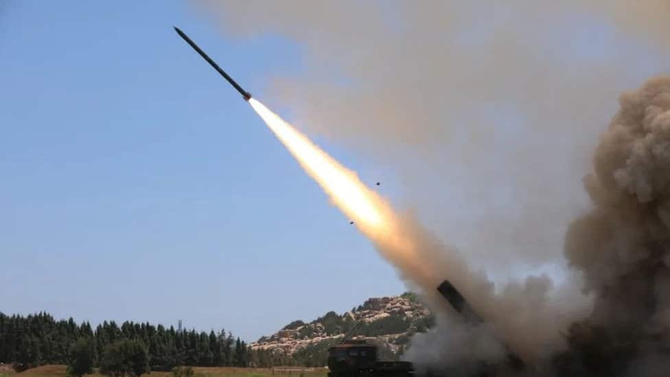 Kina i Tajvan: Peking počeo najveće vojne vežbe, Tajvan kaže da Kinezi „imitiraju Severnu Koreju" 5 China conducts a long-range live-fire drill into the Taiwan strait from an undisclosed location