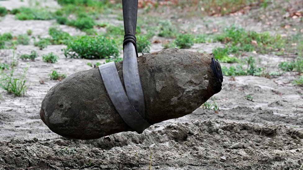 Italija i suše: Reka Po presušila, na površini bomba od 450 kilograma iz Drugog svetskog rata 1 Image shows unexploded bomb