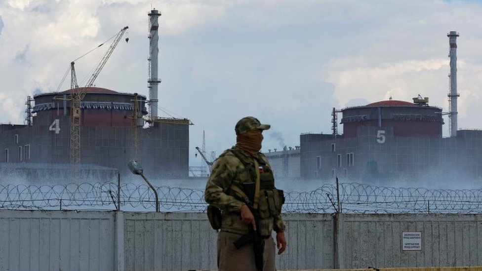 Ukrajina i Rusija: Koliko je opasna situacija oko nuklearne elektrane u Zaporožju 3 A soldier with reactors number four and five in the background
