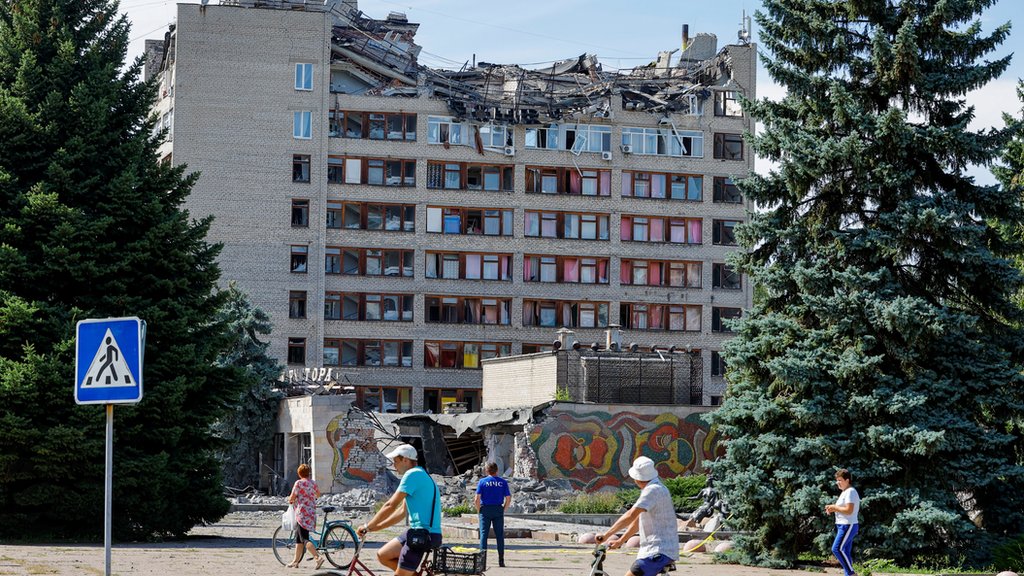 Rusija i Ukrajina: Eksplozije u ruskoj vojnoj bazi na Krimu, Amerika šalje novih milijardu dolara vojne pomoći Ukrajini 1 Oštećen hotel u Svetlodarsku