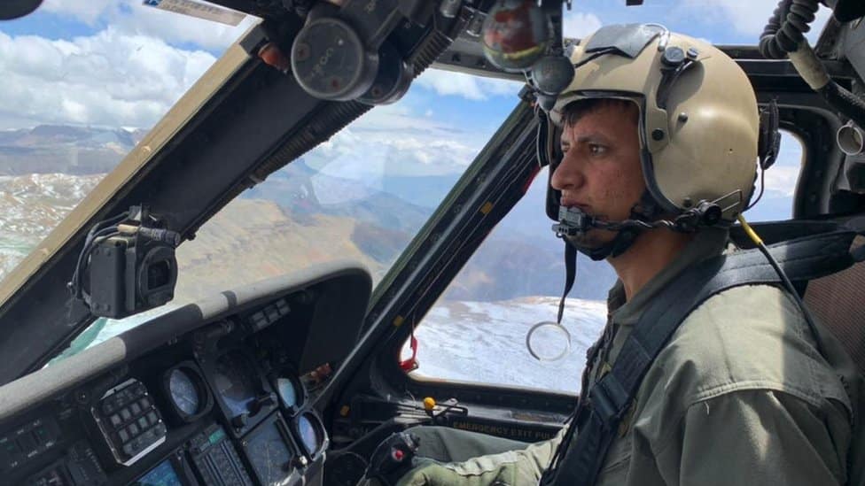 Avganistan: Pilot koji je predao helikopter talibanima kad je pao Kabul 1 Mohammad Edris Momand flying his helicopter above Afghanistan