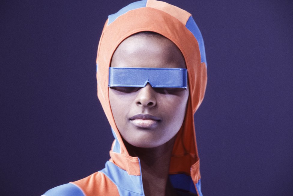 Moda i Japan: Stil Isija Mijakija u fotografijama 8 Revija 1994. godine, kolekcija prikazana u Parizu