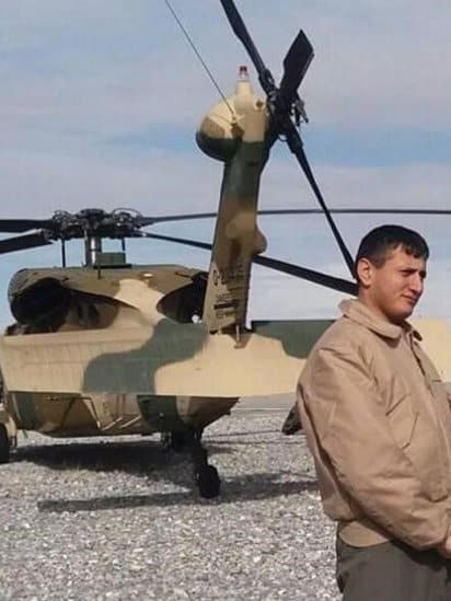 Avganistan: Pilot koji je predao helikopter talibanima kad je pao Kabul 3 Momand standing n front of his helicopter