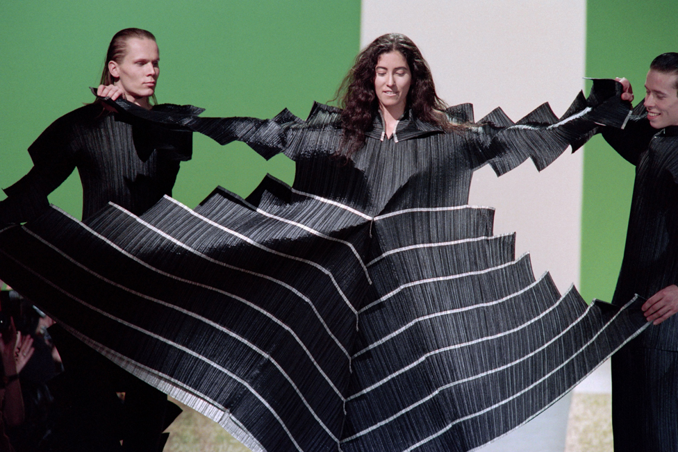 Moda i Japan: Stil Isija Mijakija u fotografijama 4 Models display a Pleats Please dress as part of Issey Miyake's Ready-to-Wear Autumn-Winter 1995 fashion show in Paris, France