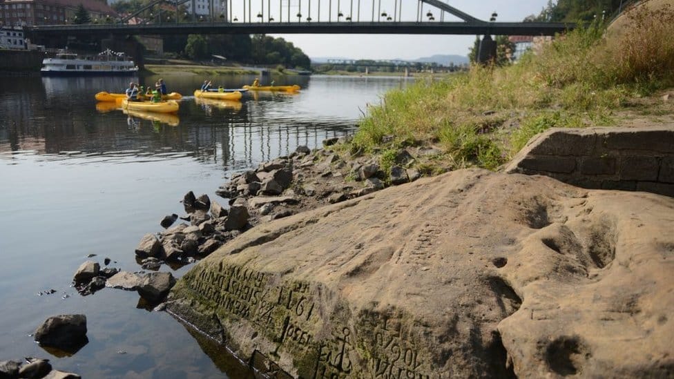 Klimatske promene: Suša otkrila „kamenje gladi” sa zastrašujućim porukama u koritima evropskih reka 1 A "hunger stone" near the Czech city of Decin