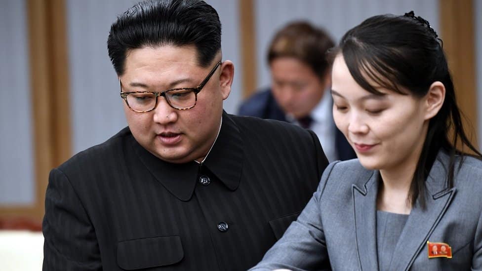 Korona virus: Severnokorejski vođa Kim Džon Un proglasio pobedu nad zarazom koju tamo zovu groznica 1 North Koraen Leader Kim Jong Un (L) and sister Kim Yo Jong