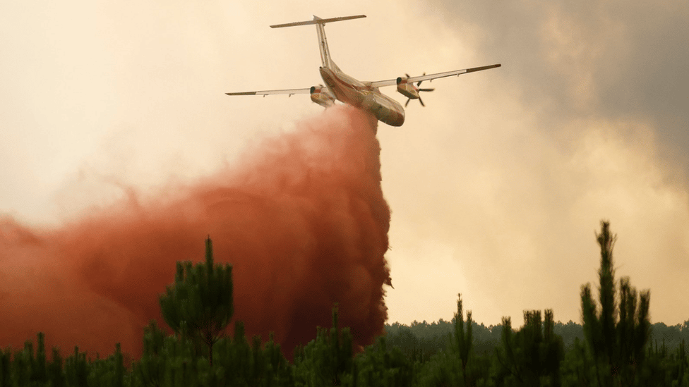A firefighting aircraft drops flame retardant in the Gironde region, south-western France. Photo: 10 August 2022