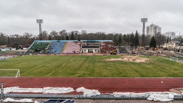 Ukrajina i Rusija: Ponovo kreće fudbalska liga u Ukrajini, neki igrači su zabrinuti 3 Desna's shell-damaged football stadium