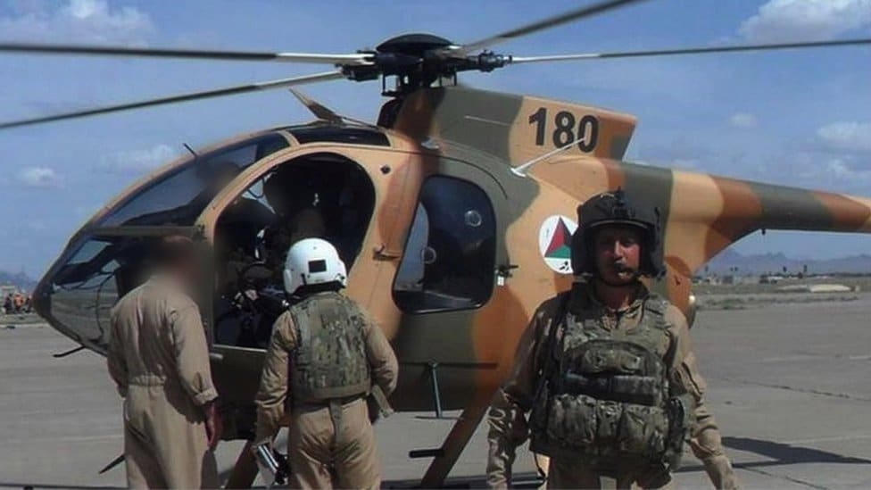 Avganistan: Pilot koji je predao helikopter talibanima kad je pao Kabul 4 Momand standing in front of his helicopter