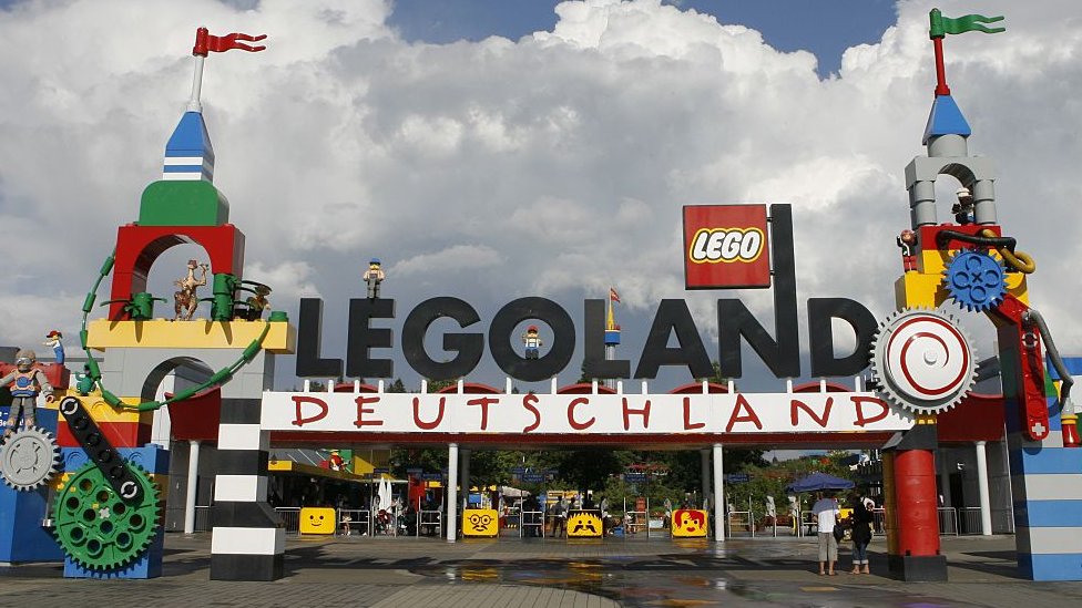 Nemačka i nesreća: Užas u Legolendu - najmanje 30 ljudi povređeno u nesreći na rolerokosteru 1 Image shows Legoland Germany entrance