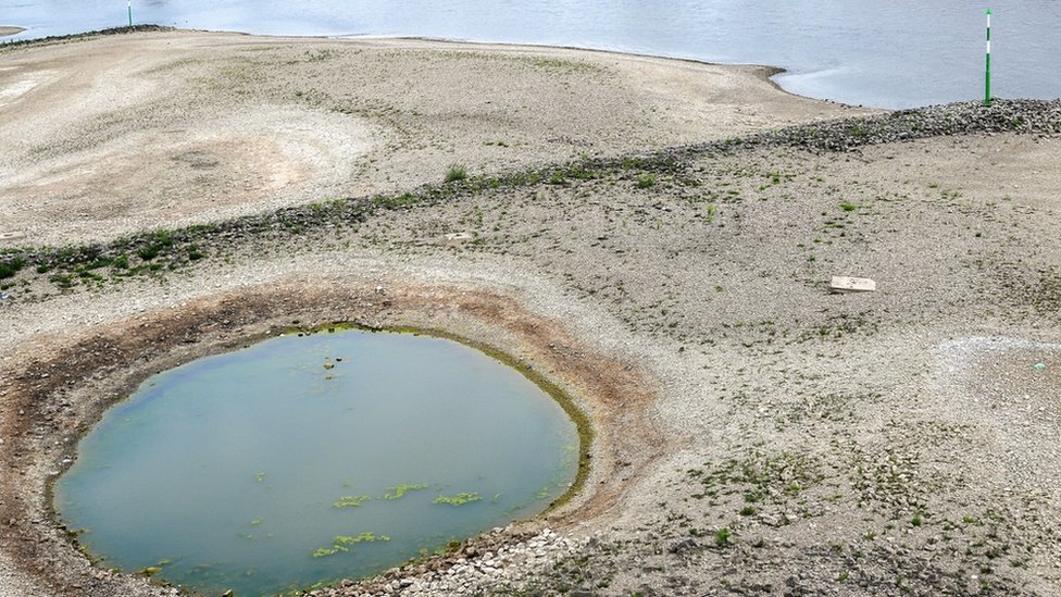Suvo korito reke Rajne u Dizeldorfu, Nemačka