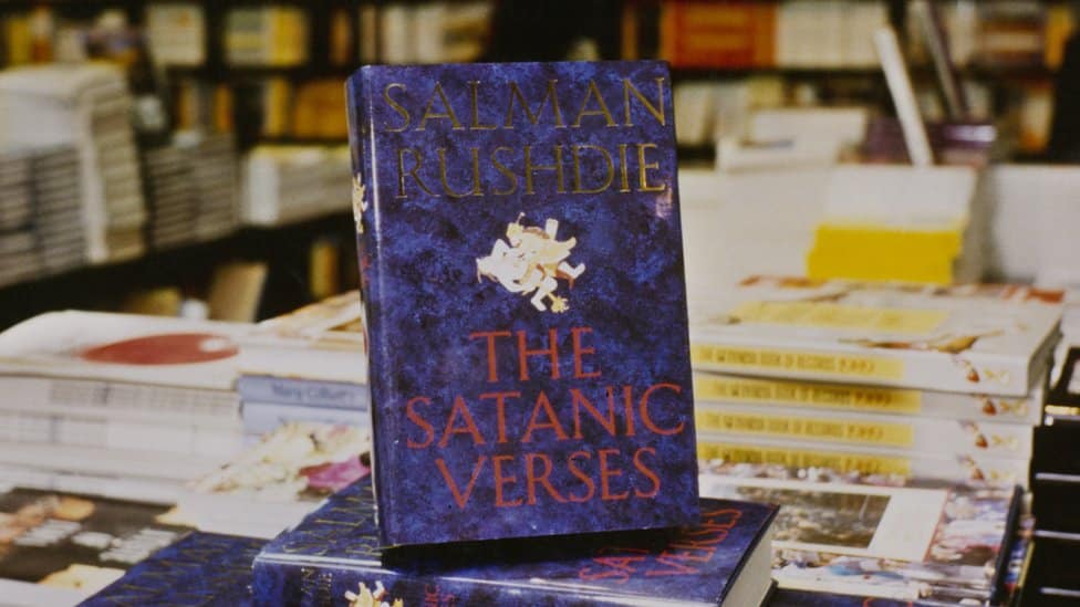 Književnost, religija i nasilje: Salman Ruždi - pisac koji je prestao da se skriva 2 Copies of Salman Rushdie's novel The Satanic Verses on sale in the UK, circa 1988.