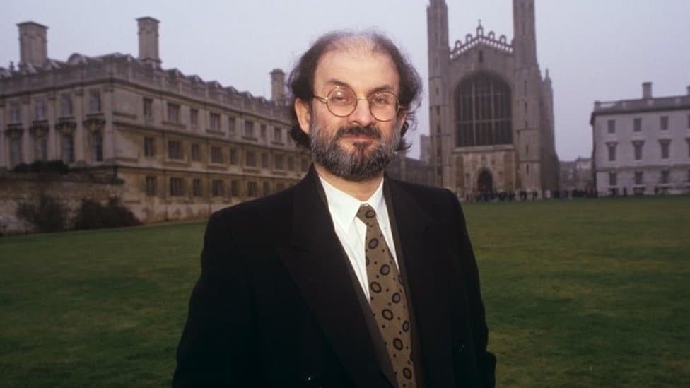 Književnost, religija i nasilje: Salman Ruždi - pisac koji je prestao da se skriva 1 Salman Rushdie, outside King's College chapel in Cambridge in 1993